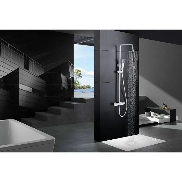 Imex Art Sistema de ducha - Grifo termostático, Blanco - Sistema de ducha blanco con ducha fija y de mano en un baño moderno con azulejos oscuros. La ducha ofrece una experiencia refrescante.