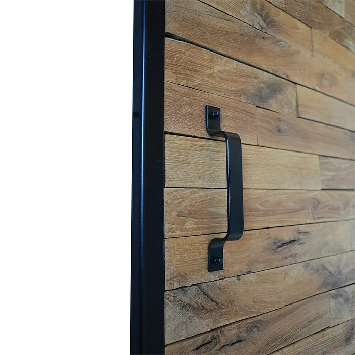 Kornik Griff Loft Slim - Schwarz, 183 x 20 mm - Nahaufnahme einer Holztür mit einem schwarzen Metallgriff, der an der Tür befestigt ist. Die Tür ist aus horizontalen Holzbrettern gefertigt.