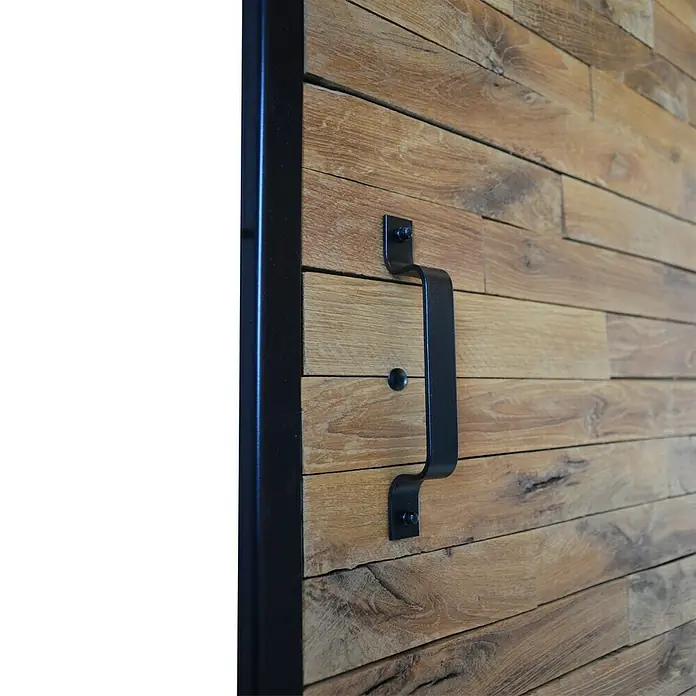 Kornik Griff Loft Slim - Schwarz, 183 x 20 mm - Nahaufnahme einer Holztür mit einem schwarzen Griff. Das Design mit horizontalen Holzpaneelen verleiht der Tür einen rustikalen Charme.