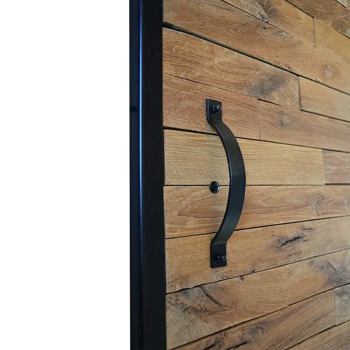 Kornik Griff kreisförmig - Schwarz, 183 x 20 mm - Nahaufnahme einer Holztür mit schwarzem, geschwungenem Griff und dunklem Metallrahmen, die rustikale Akzente setzt.\n