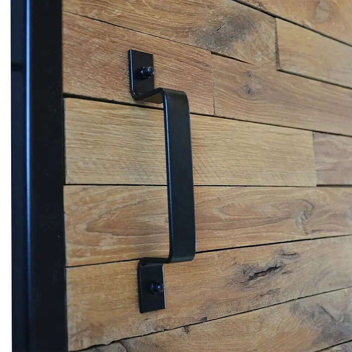 Kornik Griff rechteckig - Schwarz, 178 x 20 mm - Nahaufnahme eines modernen schwarzen Türgriffs an einer Holztür, der ein stilvolles und robustes Designelement hervorhebt.