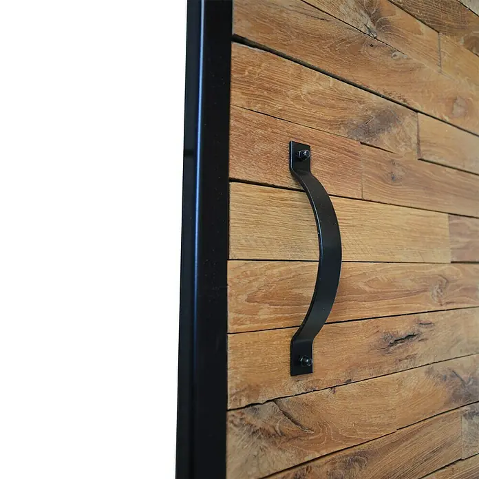 Kornik Griff kreisförmig - Schwarz, 183 x 20 mm - Nahaufnahme einer Holztür mit einem schwarzen, gebogenen Griff, der an zwei Metallplatten befestigt ist, und einem schwarzen Rahmen.