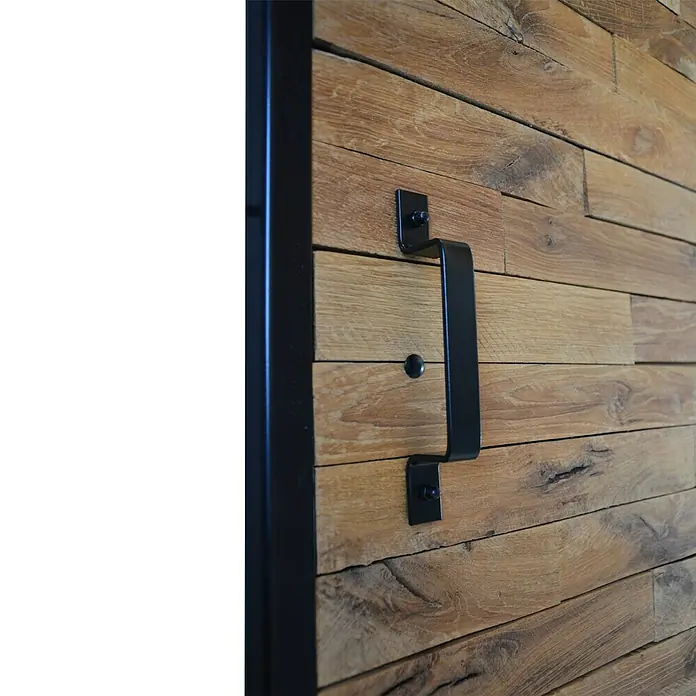 Kornik Griff rechteckig - Schwarz, 178 x 20 mm - Nahaufnahme eines Holzschiebetürgriffs mit schwarzen Metallbeschlägen und horizontalen Holzpaneelen.