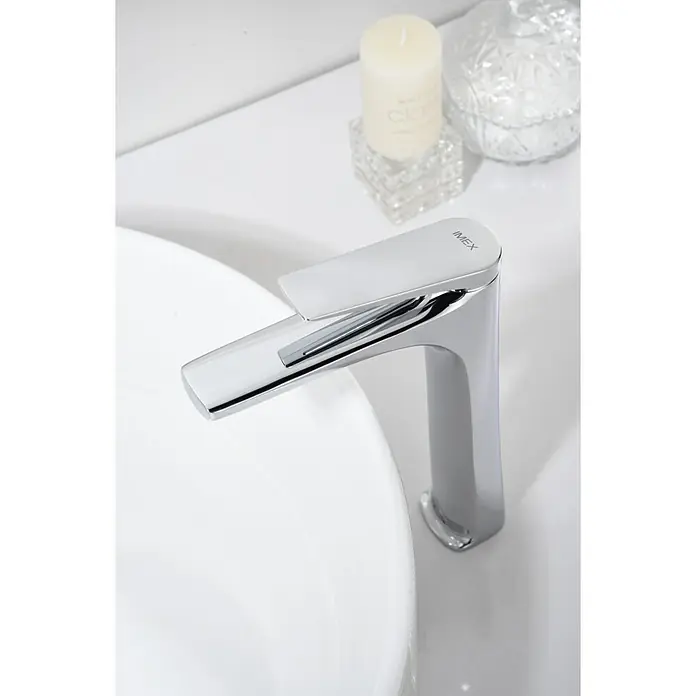 Imex Delos Grifo de lavabo alto - Cromo - Primer plano de un grifo IMEX cromado moderno y elegante sobre un lavabo blanco, destacando la estética elegante del baño.