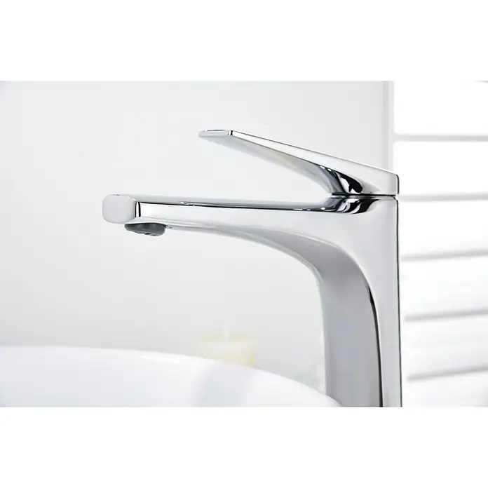 Imex Delos Grifo de lavabo alto - Cromo - Primer plano de un grifo elegante y moderno que muestra su acabado cromado brillante y diseño minimalista.