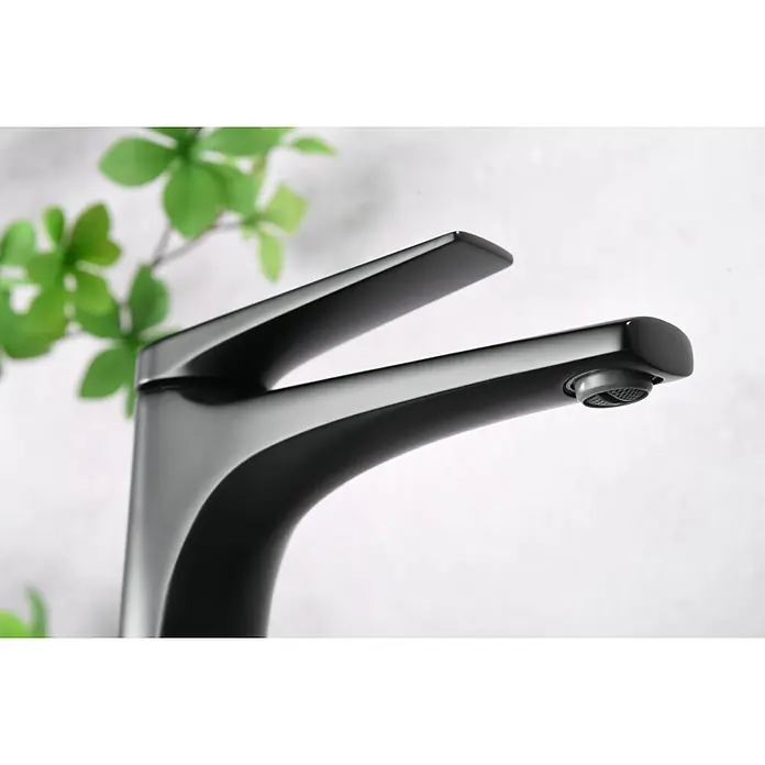Imex Delos Grifo de lavabo alto - Black gun metal - Primer plano de un moderno grifo negro mate con un diseño elegante que combina funcionalidad y estilo.