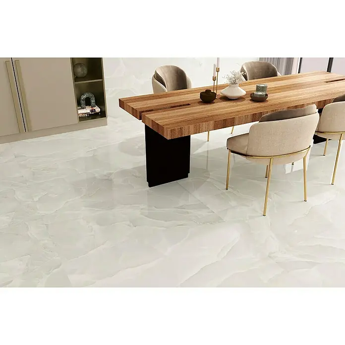 Feinsteinzeugfliese Palace Sabbia - 60 x 120 cm, Beige, Glänzend - Ein stilvolles Esszimmer mit glänzendem Onyx-Boden, der die natürliche Holzstruktur des Esstisches und die eleganten Stühle hervorhebt.