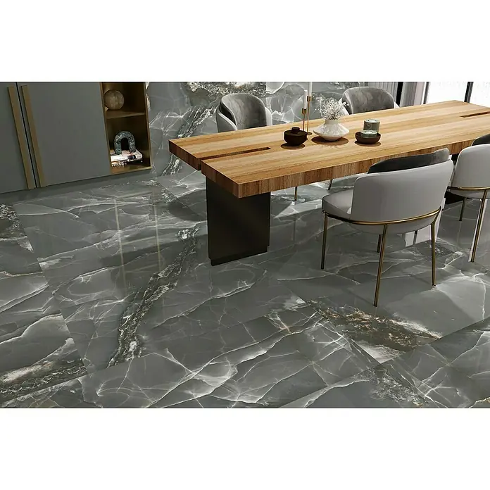 Feinsteinzeugfliese Palace Dark - 60 x 120 cm, Dunkelgrau, Glänzend - Ein modernes Esszimmer mit einem markanten Holztisch und eleganten grauen Stühlen, ergänzt durch einen luxuriösen grauen Marmorboden.