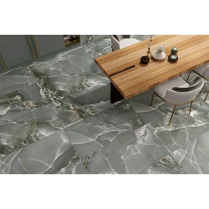 Feinsteinzeugfliese Palace Dark - 60 x 120 cm, Dunkelgrau, Glänzend - Elegantes Interieur mit einem Esstisch und Stühlen auf einem atemberaubenden Onyx-Marmorfliesenboden in Grautönen, der Luxus und Stil vereint.