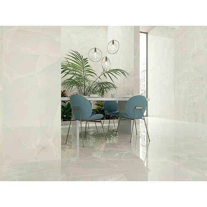 Feinsteinzeugfliese Palace Sabbia - 60 x 120 cm, Beige, Glänzend - Das Bild zeigt eine stilvolle Inneneinrichtung mit glänzenden Onyx-Fliesen, die eine luxuriöse und elegante Atmosphäre schaffen. Helle Möbel ergänzen das Fliesendesign.
