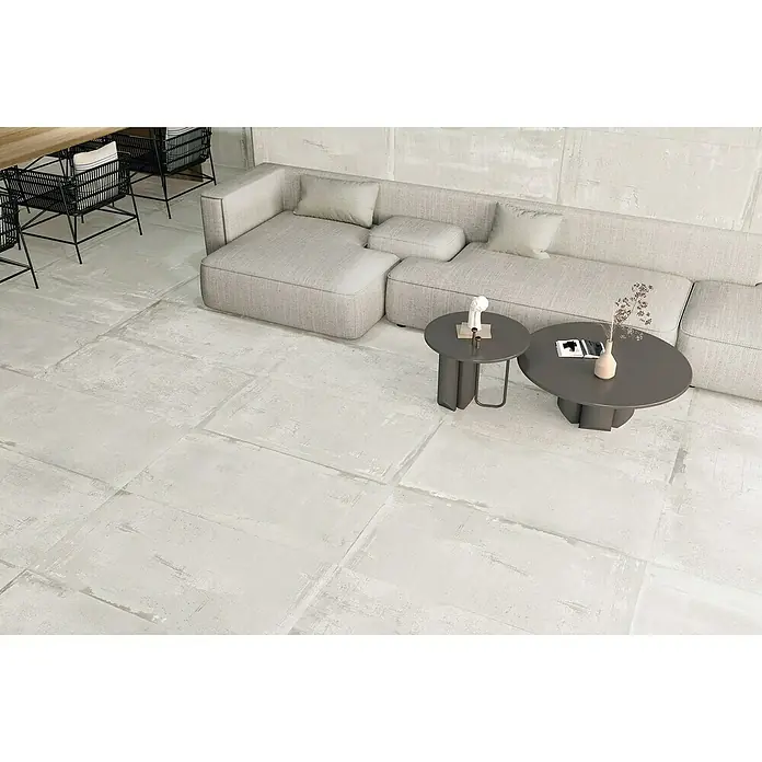 Feinsteinzeugfliese Bond - 60 x 120 cm, Weiß, Matt - Helles Interieur mit großformatigen, hellgrauen Bodenfliesen, die einen modernen und stilvollen Look erzeugen. Ideal für ein minimalistisches Design.