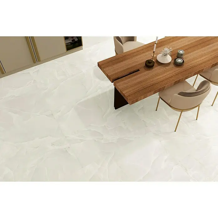 Feinsteinzeugfliese Palace Sabbia - 60 x 120 cm, Beige, Glänzend - Elegante Marmorfliesen zieren den Boden neben einem modernen Holztisch mit Stühlen, was eine luxuriöse Raumatmosphäre schafft.