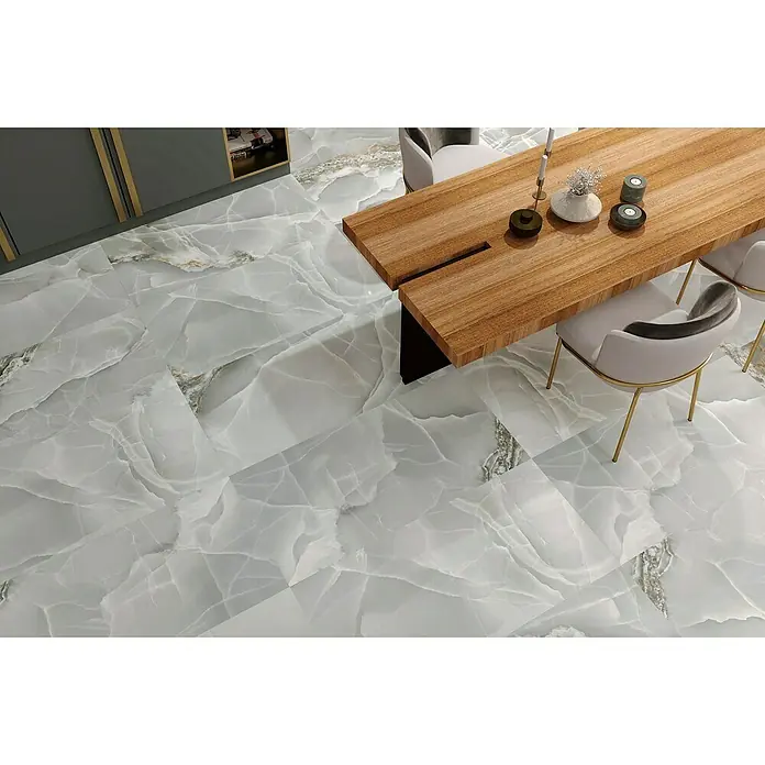 Feinsteinzeugfliese Palace Grey - 60 x 120 cm, Hellgrau, Glänzend - Elegantes Esszimmer mit einem Holztisch, bequemen Stühlen und einem hellen, marmorierten Fliesenboden, der dem Raum einen luxuriösen Touch verleiht.