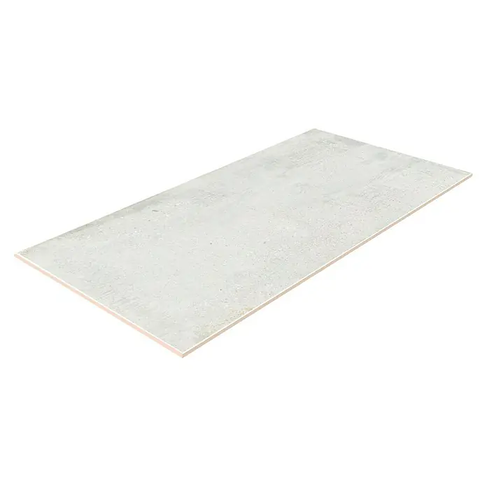 Feinsteinzeugfliese Bond - 60 x 120 cm, Weiß, Matt - Ein einzelner, rechteckiger, grauer Steinzeugfliese, perfekt für moderne Badezimmer oder Küchen. Die Fliese hat eine leicht strukturierte Oberfläche.