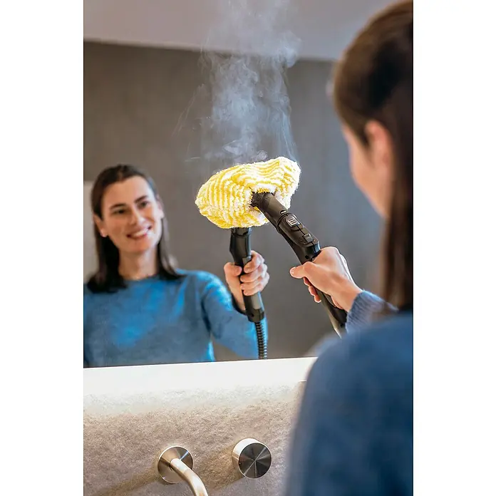 Kärcher Dampfreiniger SC 3 EasyFix - 1.900 W, Aufheizzeit: 0,5 min, Behältervolumen: 1 l - Frau reinigt einen Spiegel mit einem Kärcher Dampfreiniger, um eine saubere und hygienische Oberfläche zu erzielen.