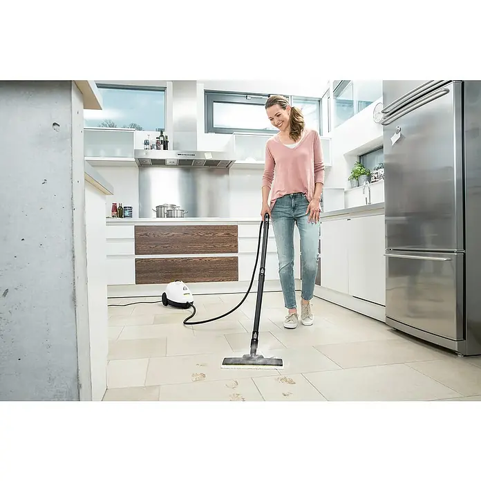 Kärcher Dampfreiniger SC 2 EasyFix - 1.500 W, Aufheizzeit: 6,5 min, Behältervolumen: 1 l - Eine Frau benutzt einen Kärcher Dampfreiniger im Küchenbereich, um den Boden zu reinigen.