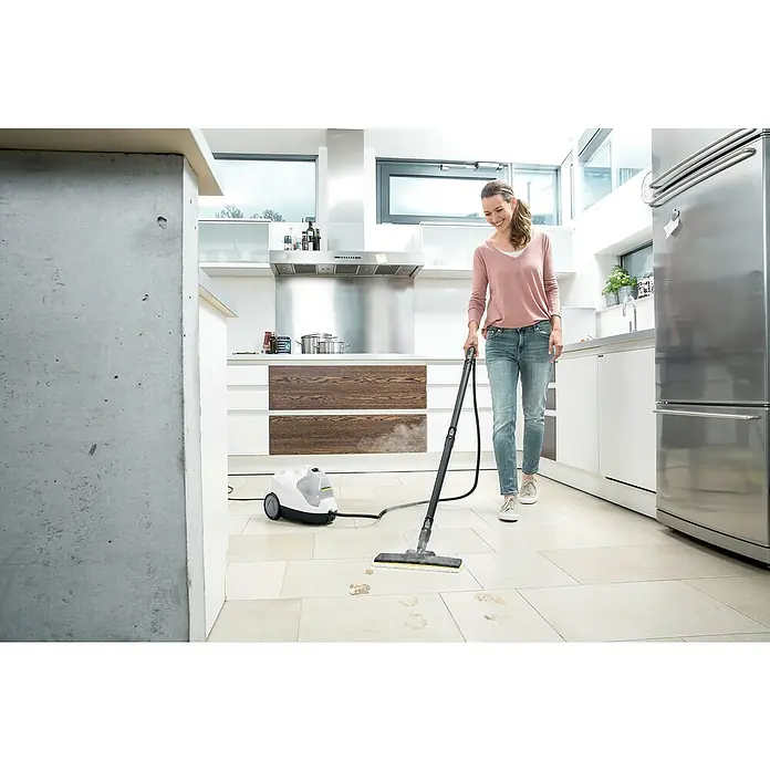 Kärcher Dampfreiniger SC 5 EasyFix Iron - 2.250 W, Aufheizzeit: 3 min, Behältervolumen: 1,5 l - Frau reinigt Fliesenboden mit Kärcher Dampfreiniger, Modell SC 3 EasyFix Premium, für hygienische Sauberkeit im ganzen Haus.