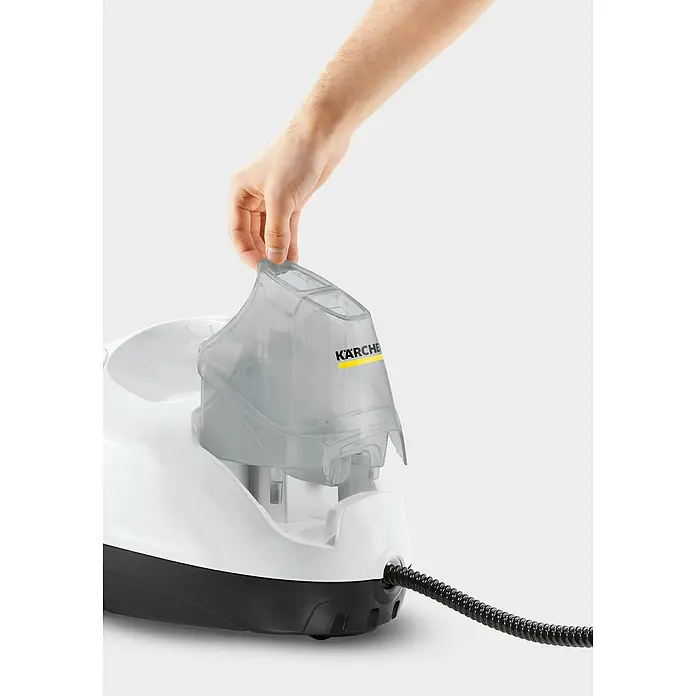 Kärcher Dampfreiniger SC 4 EasyFix - 2.000 W, Behältervolumen: 0,8 l - Eine Hand setzt einen transparenten Wassertank auf einen weißen Kärcher Dampfreiniger mit schwarzer Basis und einem schwarzen Kabel.