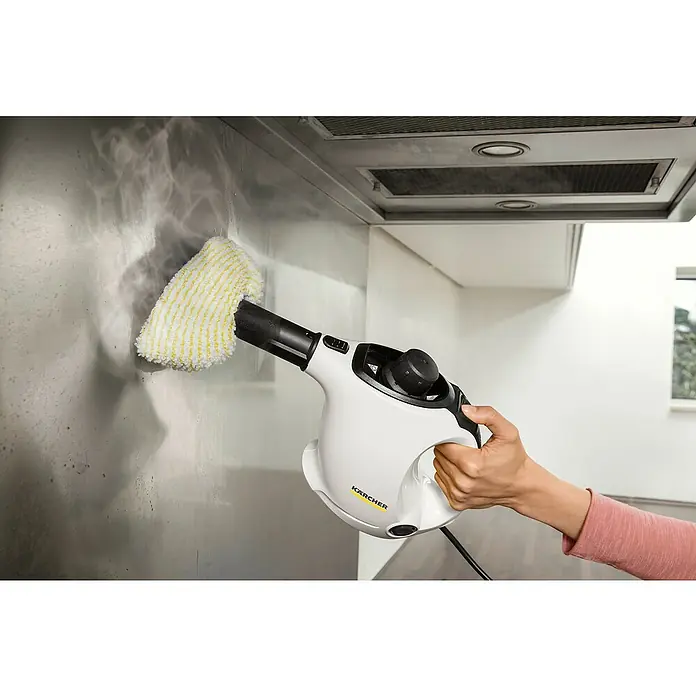 Kärcher Dampfreiniger SC 1 EasyFix - 1.200 W, Aufheizzeit: 3 min, Behältervolumen: 0,2 l - Ein Kärcher Dampfreiniger wird verwendet, um eine Küchenwand zu reinigen. Das Gerät ist weiß mit einem schwarzen Griff und Düsenaufsatz.