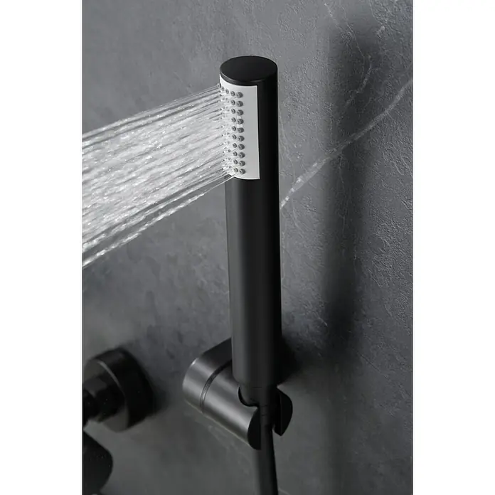 Imex Génova Grifo monomando de bañera - Negro, Mate - Primer plano de una ducha de mano negra con agua que fluye. Diseño elegante para baños modernos, que proporciona comodidad y estilo.