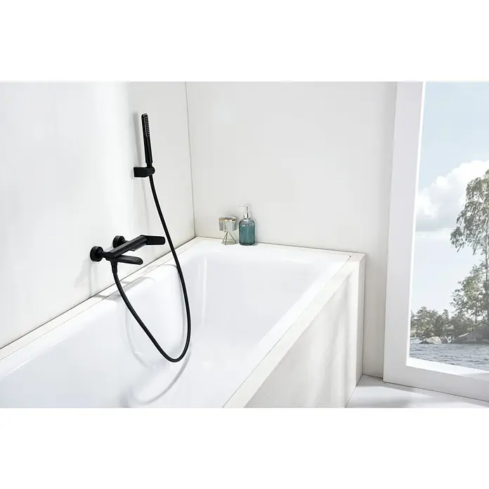 Imex Dinamarca Grifo monomando de bañera - Profundidad del grifo: 20,2 mm, Negro, Mate - Una bañera moderna con un elegante grifo negro y una combinación de dispensador de jabón con estilo, acentuando el diseño minimalista.