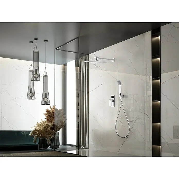 Imex Fiyi Sistema de ducha empotrado - Cromo - Elegante baño con paredes de mármol, ducha moderna con rociador y ducha de mano, y lámparas colgantes con estilo.