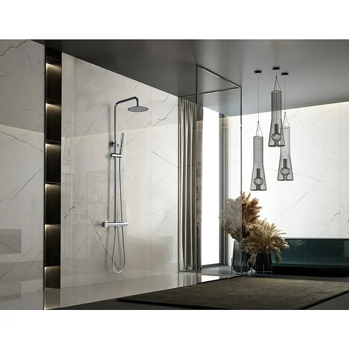 Imex Génova Sistema de ducha - Grifo termostático, Cromo - Elegante diseño de baño con azulejos de mármol, ducha de lluvia y lámparas colgantes elegantes para un ambiente lujoso.