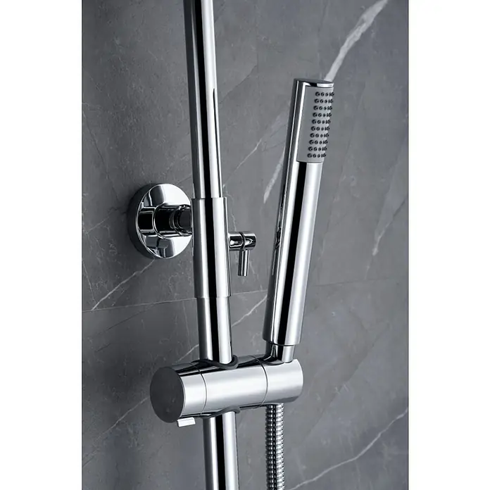 Imex Génova Sistema de ducha - Grifo termostático, Cromo - Primer plano de un conjunto de ducha cromado contra una pared de mármol gris.