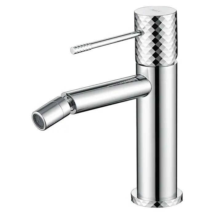 Imex Génova Grifo monomando de bidé - Cromo - Primer plano de un lujoso grifo de bidé cromado con un distintivo diseño de patrón de diamantes en la parte superior y la base.