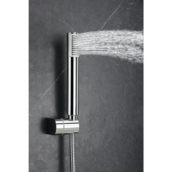 Imex Génova Grifo monomando de bañera - Cromo, Resplandeciente - Primer plano de una moderna ducha de mano cuadrada cromada rociando agua, sobre un fondo gris texturizado.