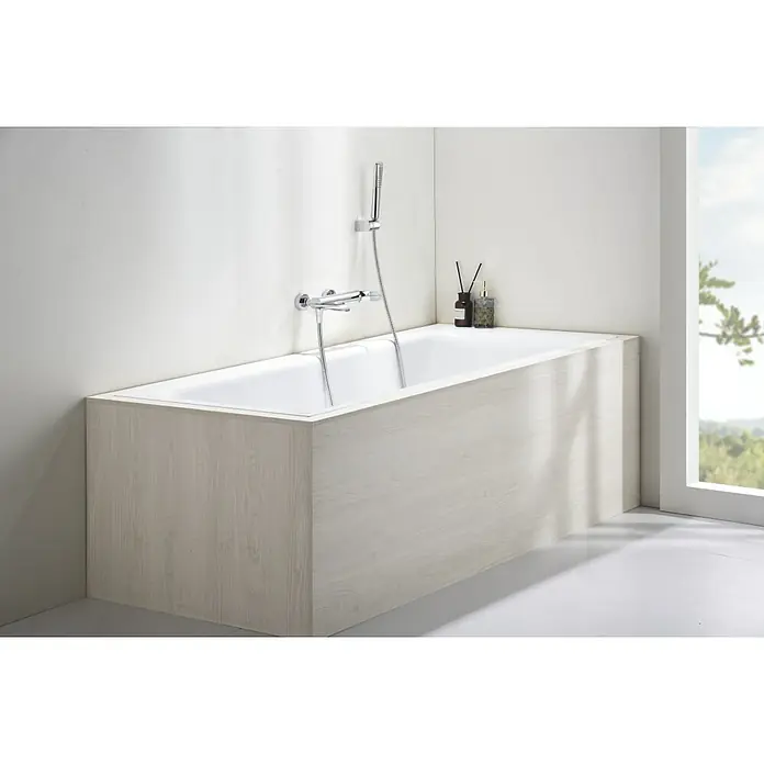 Imex Dinamarca Grifo monomando de bañera - Profundidad del grifo: 20,2 cm, Cromo, Brillante - Elegante bañera rectangular con frontal de paneles de madera clara y accesorios cromados, realzando un diseño de baño moderno.