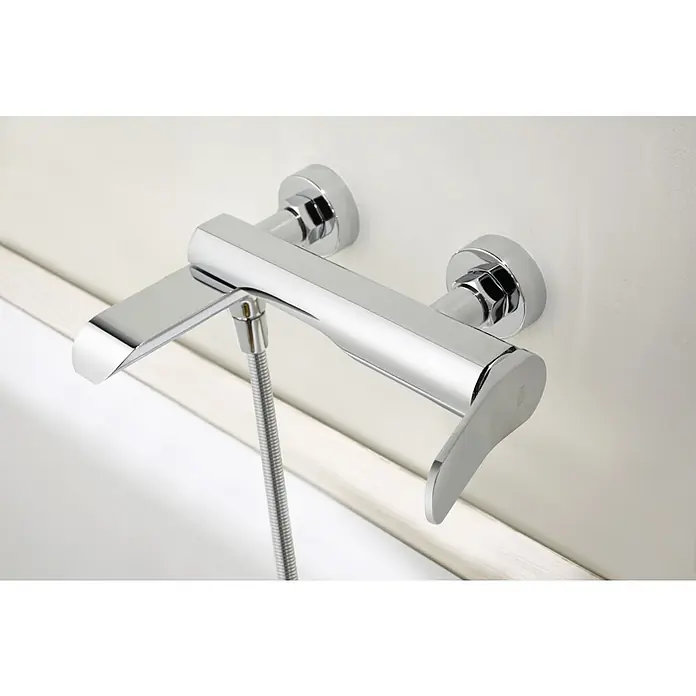 Imex Dinamarca Grifo monomando de bañera - Profundidad del grifo: 20,2 cm, Cromo, Brillante - Primer plano de un grifo de bañera cromado brillante con manguera de ducha sobre un fondo claro.