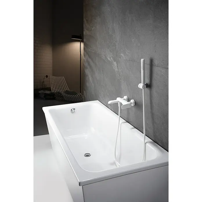 Imex Dinamarca Grifo monomando de bañera - Profundidad del grifo: 20,2 cm, Blanco, Mate - Elegante bañera con accesorios y conjunto de ducha. La bañera es blanca y tiene un diseño moderno.