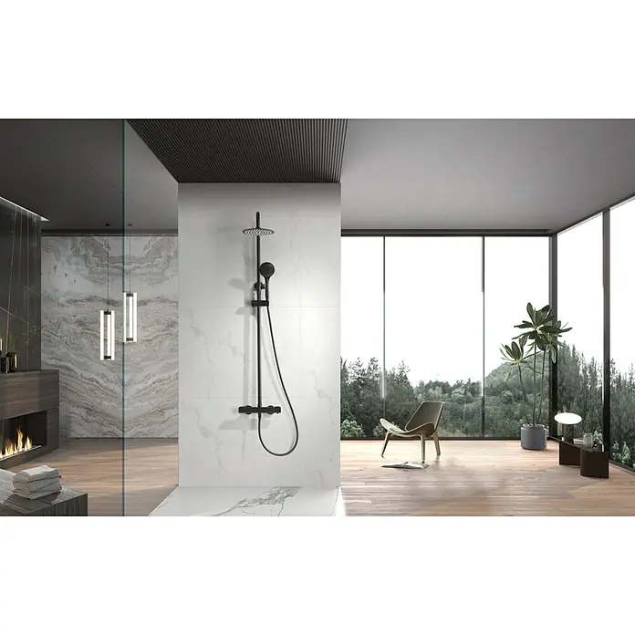 Imex Sistema de ducha Eco-Kent - Con grifo termostático, Negro - Interior de baño moderno con un elegante conjunto de ducha negro sobre una pared de mármol, complementado con iluminación natural y diseño minimalista.