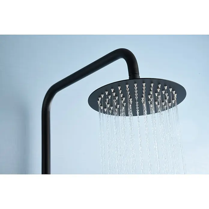 Imex Sistema de ducha Eco-Kent - Con grifo termostático, Negro - Un moderno cabezal de ducha de lluvia negro con corrientes de agua claras sobre un fondo azul claro para una lujosa experiencia de ducha.