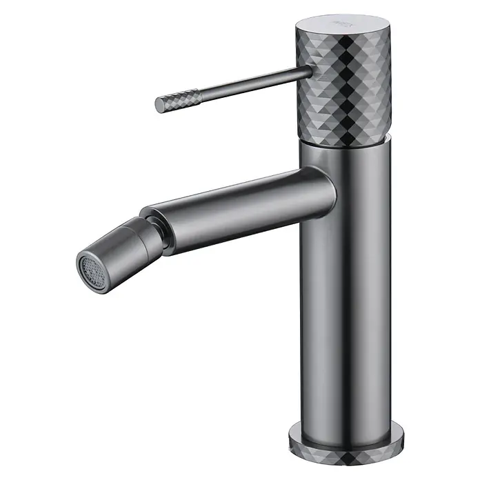 Imex Génova Grifo monomando de bidé - Black gun - Primer plano de un moderno grifo de bidé de color plateado que presenta un mango adornado con un patrón geométrico de diamantes.