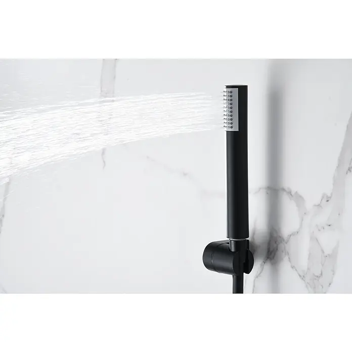 Imex Génova Grifo con termostato - Ancho: 29,5 cm, Negro, Mate - Primer plano de una ducha de mano negra y moderna que rocía agua frente a un fondo de mármol.