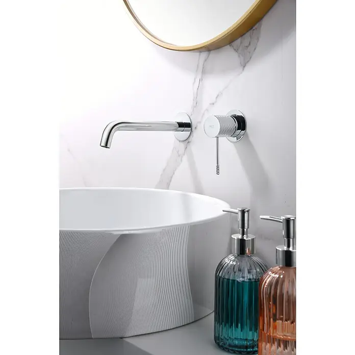 Imex Génova Grifo de lavabo empotrado - Cromo - Primer plano de un moderno grifo de lavabo con un elegante lavamanos y dispensadores de jabón decorativos en el baño.