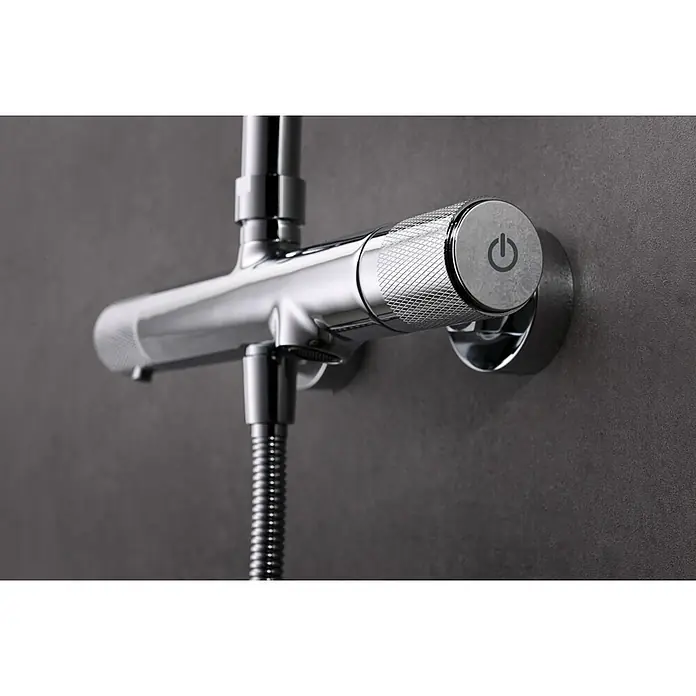 Imex Line Sistema de ducha / bañera - Con grifo termostático, Número de tipos de chorro: 1 ud., Cromo - Primer plano de un elegante mezclador de ducha con control de temperatura y manguera de ducha sobre pared gris.