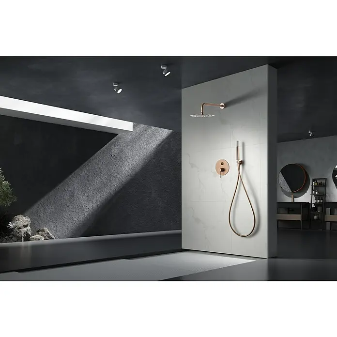 Imex Line Sistema de ducha empotrado - Cromo - Un diseño de baño moderno con una elegante grifería de ducha en oro rosa montada en una pared de azulejos claros, creando un ambiente elegante.
