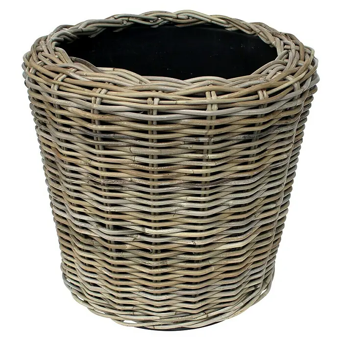 Van der Leeden Drypot Pflanzkorb - Ø x H: 42 x 44 cm, Rattan, Grau - Nahaufnahme eines handgeflochtenen, hellbraunen Rattan-Pflanzgefäßes mit einem robusten schwarzen Innentopf, ideal für Zimmerpflanzen.