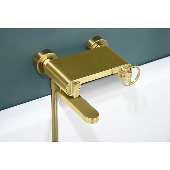 Imex Olimpo Grifo monomando de bañera - Oro cepillado - Primer plano de un grifo con acabado dorado, que muestra un diseño elegante y una artesanía de calidad para baños modernos.