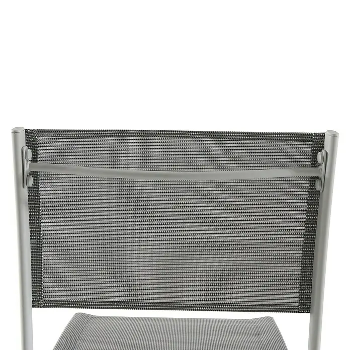 Sunfun Conjunto de muebles de balcón Miren - 3 pzs. - Primer plano del respaldo de una elegante y moderna silla de exterior con tejido de malla gris y estructura plateada.