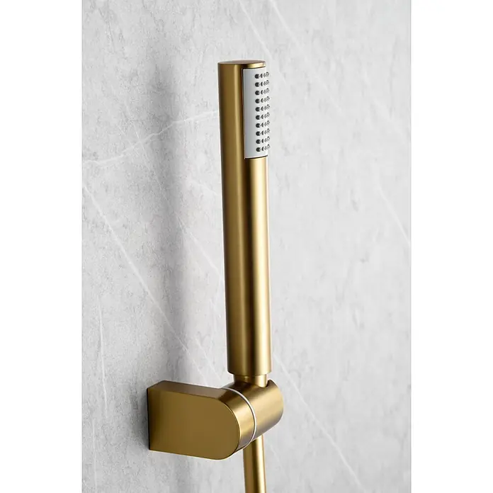 Imex Olimpo Grifo de ducha - Oro - Primer plano de una elegante ducha de mano dorada montada en una pared con diseño de mármol, resaltando su lujoso y de alta calidad.