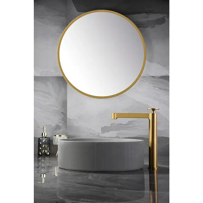 Imex Olimpo Grifo de lavabo alto - Oro - Elegante conjunto de baño con espejo redondo con marco dorado, lavabo gris y grifo dorado, creando un ambiente de lujo.
