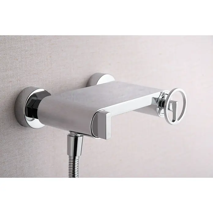 Imex Olimpo Grifo de ducha - Cromo - Primer plano de un elegante mezclador de ducha cromado con un distintivo mango redondo y un diseño rectangular moderno.