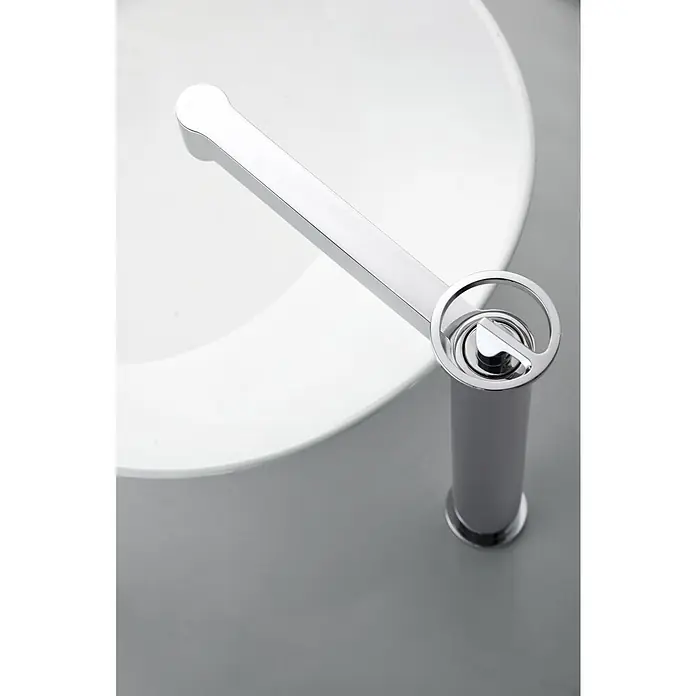 Imex Olimpo Grifo de lavabo alto - Cromo - Primer plano de un elegante y moderno grifo que muestra un diseño minimalista que combina funcionalidad y estilo.
