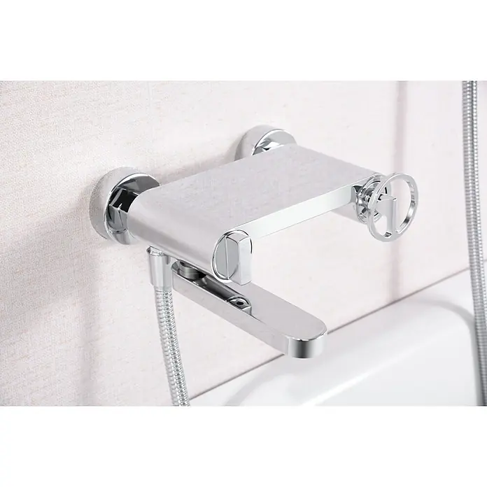 Imex Olimpo Grifo monomando de bañera - Cromo, Resplandeciente - Grifo de bañera cromado, moderno y brillante, montado en una pared de azulejos, con un mando giratorio y un accesorio de manguera de ducha.