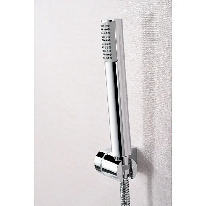 Imex Olimpo Grifo monomando de bañera - Cromo, Resplandeciente - Teleducha cromada con manguera y soporte montados en una pared blanca.
