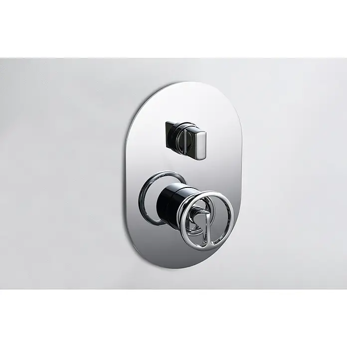 Imex Olimpo Sistema de ducha empotrado - Con grifo monomando, Cromo - Primer plano de un accesorio de ducha moderno y brillante con un botón giratorio para el control de la temperatura y una palanca para seleccionar los patrones de rociado sobre fondo blanco.